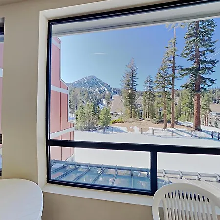 Beautiful 2 Bedroom Condo With Mountain View!